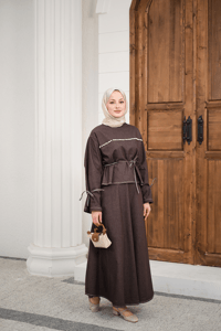 Önü İnci Detay Süs Dikiş Kemerli Hakim Yaka Takım Kahverengi