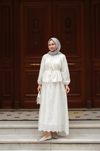 Önü Kurdele Detaylı Brode Takım Beyaz