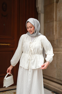 Önü Kurdele Detaylı Brode Takım Beyaz