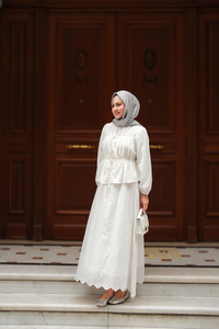 Önü Kurdele Detaylı Brode Takım Beyaz