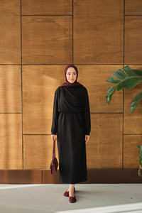 Önü Parça Detaylı Elbise Siyah