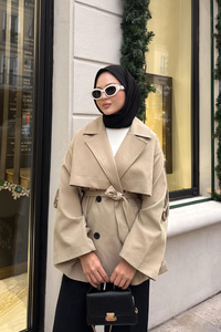 Önü Parça Detaylı Kısa Trenç Vizon