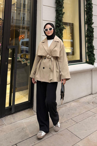 Önü Parça Detaylı Kısa Trenç Vizon