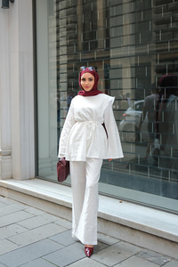 Önü Parça Detaylı Takım Beyaz