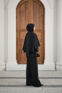 Önü Pile Detay Kemerli Takım Siyah