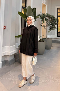 Önü Pile Detaylı Gömlek Siyah