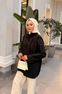 Önü Pile Detaylı Gömlek Siyah