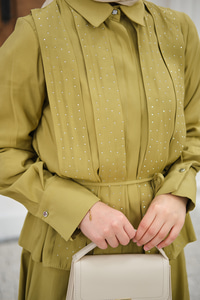 Önü Taş Detay Gizli Düğmeli Bel Bağlamalı Etekli Takım Yağ Yeşil