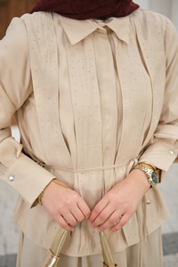 Önü Taş Detay Gizli Düğmeli Bel Bağlamalı Etekli Takım Krem