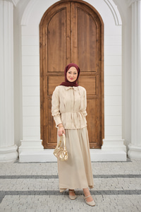 Önü Taş Detay Gizli Düğmeli Bel Bağlamalı Etekli Takım Krem