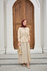 Önü Taş Detay Gizli Düğmeli Bel Bağlamalı Etekli Takım Krem