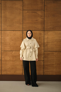 Pelerin Detay Kemerli Deri Trenç Krem