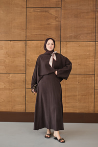 Pelerin Kol Yandan Fular Detaylı Takım Kahverengi