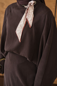 Pelerin Kol Yandan Fular Detaylı Takım Kahverengi