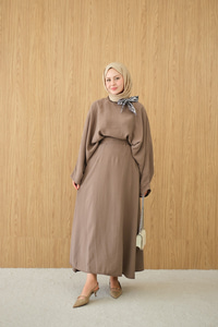 Pelerin Kol Yandan Fular Detaylı Takım Sütlü Kahve