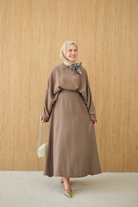 Pelerin Kol Yandan Fular Detaylı Takım Sütlü Kahve