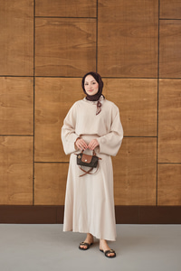 Pelerin Kol Yandan Fular Detaylı Takım Krem