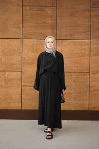 Pelerin Kol Yandan Fular Detaylı Takım Siyah