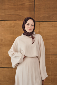 Pelerin Kol Yandan Fular Detaylı Takım Krem