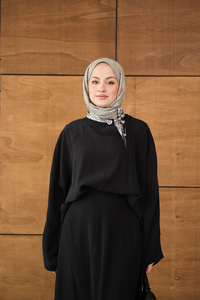 Pelerin Kol Yandan Fular Detaylı Takım Siyah