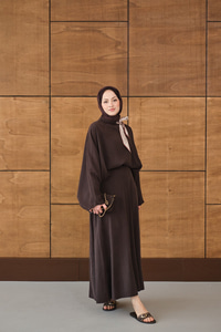 Pelerin Kol Yandan Fular Detaylı Takım Kahverengi