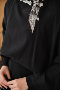 Pelerin Kol Yandan Fular Detaylı Takım Siyah