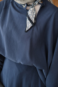 Pelerin Kol Yandan Fular Detaylı Takım Lacivert