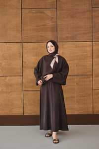 Pelerin Kol Yandan Fular Detaylı Takım Kahverengi