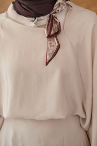 Pelerin Kol Yandan Fular Detaylı Takım Krem