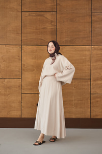 Pelerin Kol Yandan Fular Detaylı Takım Krem