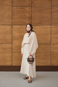 Pelerin Kol Yandan Fular Detaylı Takım Krem