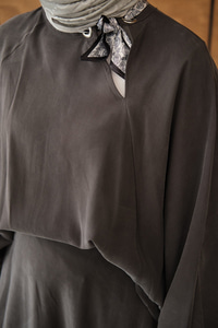 Pelerin Kol Yandan Fular Detaylı Takım Antrasit