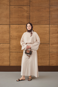 Pelerin Kol Yandan Fular Detaylı Takım Krem