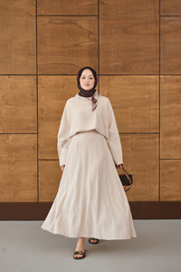 Pelerin Kol Yandan Fular Detaylı Takım Krem