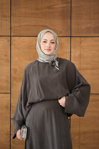 Pelerin Kol Yandan Fular Detaylı Takım Antrasit