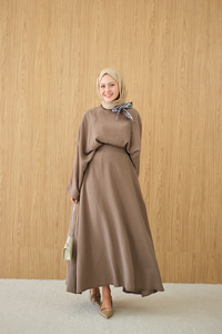 Pelerin Kol Yandan Fular Detaylı Takım Sütlü Kahve