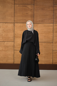 Pelerin Kol Yandan Fular Detaylı Takım Siyah