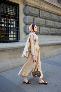 Pelerinli Elbise Krem