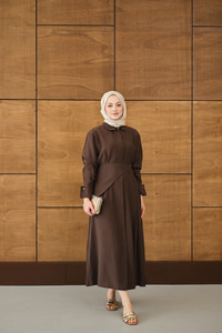 Pileli Kemer Bağlamalı Boydan Düğmeli Elbise Kahverengi