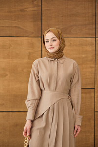 Pileli Kemer Bağlamalı Boydan Düğmeli Elbise Krem