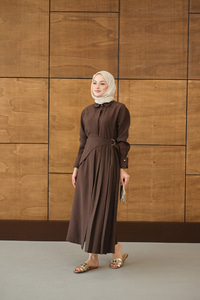 Pileli Kemer Bağlamalı Boydan Düğmeli Elbise Kahverengi