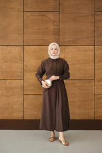 Pileli Kemer Bağlamalı Boydan Düğmeli Elbise Kahverengi