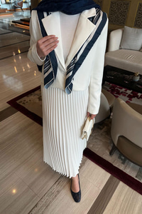 Pilise Etek Ceketli Takım Beyaz