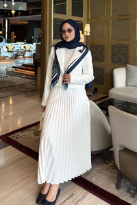 Pilise Etek Ceketli Takım Beyaz