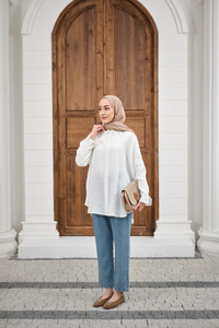 Pul Detaylı Kendinden Desen Gömlek Beyaz