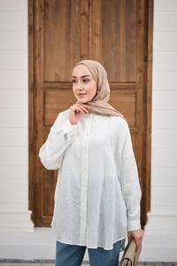 Pul Detaylı Kendinden Desen Gömlek Beyaz