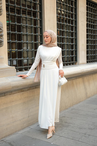 Rosey Bronşlu Elbise Beyaz