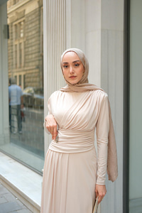 Rosey Bronşlu Elbise Krem