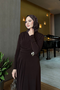 Rosey Broşlu Elbise Kahverengi