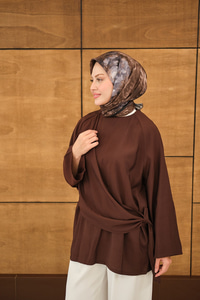 Şal Detay Yandan Bağlamalı Bluz Kahverengi